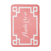 Chic Koraal en Wit Grieks Key Custom Monogram Badmat (Voorkant Verticaal)