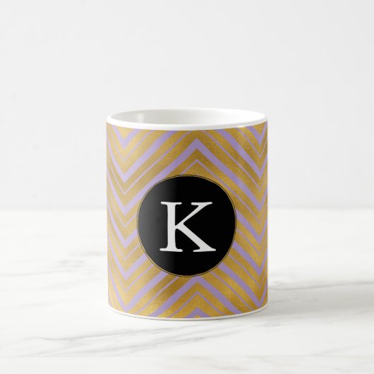 Chic Lavendel Paarse Gouden Chevron Monogram Koffiemok (Center)