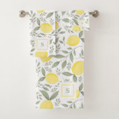 Chic Lemons and Leaves Monogram Bad Handdoek (Insitu)