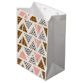 Chic Leopard & Pink Triangle Pattern Medium Cadeauzakje (Voorkant Gekanteld)
