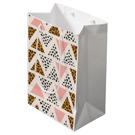 Chic Leopard & Pink Triangle Pattern Medium Cadeauzakje (Voorkant Gekanteld)