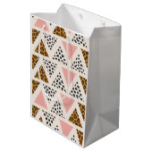Chic Leopard & Pink Triangle Pattern Medium Cadeauzakje (Achterkant Gekanteld)