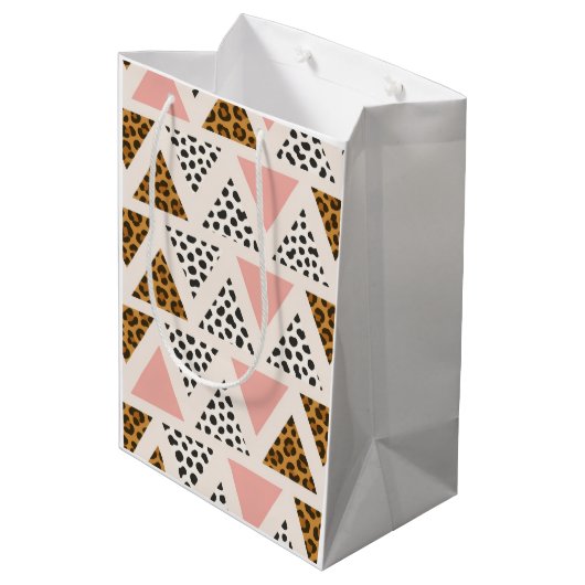 Chic Leopard & Pink Triangle Pattern Medium Cadeauzakje (Achterkant Gekanteld)