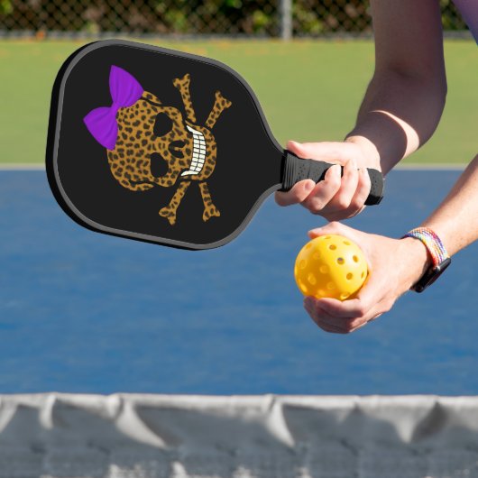 Chic Leopard Print Pirate Skull Paars Bow Pickleball Paddle (Insitu)