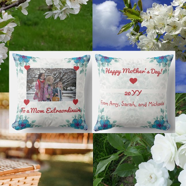 Chic mam Extraordinaire Foto Heart Script Modern Kussen (To a Mom Extraordinaire on Mother's Day, an elegant, modern personalized floral photo pillow)