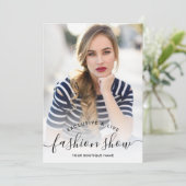 Chic marble minimalist script foto's mode show kaart (Staand voorkant)