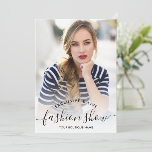 Chic marble minimalist script foto's mode show kaart (Staand voorkant)