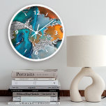 Chic marble waterverf Silver Turquoise oranje<br><div class="desc">Witte grafische cijfers bedekken een rijke, glam, zilveren, turkooisblauw en gele oranje abstracte waterverf op deze elegante, trendy, moderne wandklok. Uw keuze uit een rond of vierkant klokgezicht. Maakt een welkome en stijlvolle verklaring waar het ook wordt opgehangen. Een geweldige aanvulling op je woonkamer of slaapkamer, en een geweldig cadeau...</div>