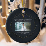 Chic Medische School Afstuderen Foto Kerstmis Keramisch Ornament<br><div class="desc">Deze chique zwarte medische school afstuderen kerstversiering is voorzien van een zwart en goud geometrische zeshoek ontwerp met een elegante medische caduceus boven een foto van de afstuderen. Moderne opvallende foto viering aandenken cadeau voor een nieuwe arts of verpleegkundige in 2025.</div>