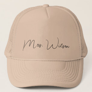 Chic meneer of mevrouw achternaam geborduurd honkb trucker pet