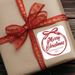Chic Merry Christmas Script Red Ribbon Bow Vierkante Sticker<br><div class="desc">Chique,  modern cursief script over een prachtig rood lint en leest nu MERRY CHRISTMAS in elegante cursieve typografie. Een gebonden boog is super trendy voor 2025 niet-foto vakantie stickers. Personaliseer met uw familie- of bedrijfsnaam in het midden</div>