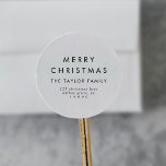 Chic Merry kerst Return Address Envelope Ronde Sticker<br><div class="desc">Deze stickers voor het retouradres voor kerst in de kerst zijn perfect voor een moderne vakantiekaart of een uitnodiging. Het eenvoudige ontwerp biedt een klassiek, minimalistisch zwart-wit typografie met een rooskleurig boho-gevoel. in elke kleur. Houd het ontwerp minimaal en elegant, zoals het is, of personaliseer het door uw eigen grafiek...</div>