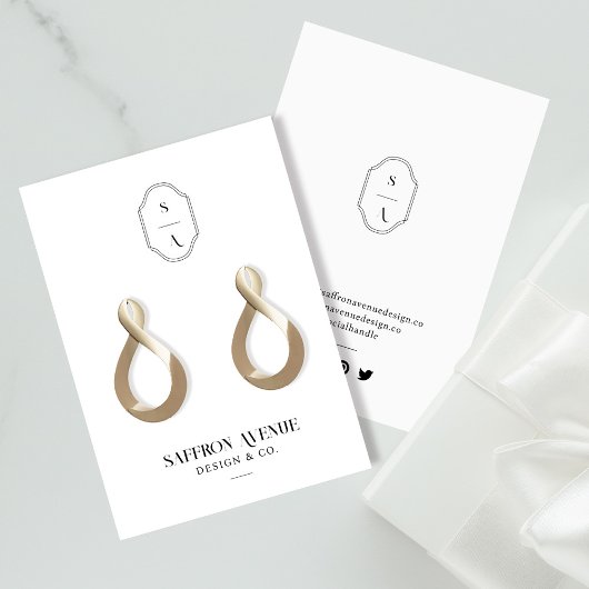 Chic Minimal White Custom Monogram Earring Display Visitekaartje