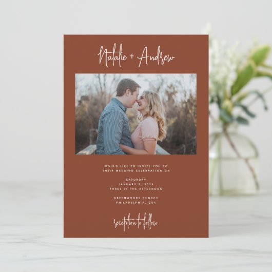 Chic-minimalistisch script terracotta Wedding QR-c Kaart (Staand voorkant)