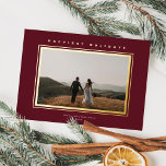 Chic Minimalistische Elegantie Bourgondië Kerstfot Folie Feestdagenkaart<br><div class="desc">Deze elegante vakantiefotokaart is voorzien van een horizontale foto, een klassiek lijst met verhoogde folie rond de foto en een begroeting in verhoogde folie op een bordeauxrode achtergrond. De begroeting op de voorkant is bewerkbaar, zodat deze gemakkelijk kan worden gewijzigd in alles wat u maar wilt. De achterkant van de...</div>
