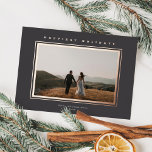 Chic Minimalistische Elegantie Donkergrijs Kerstfo Folie Feestdagenkaart<br><div class="desc">Deze elegante vakantiefotokaart is voorzien van een horizontale foto, een klassiek lijst met verhoogde folie rond de foto en een begroeting in verhoogde folie op een donkergrijze achtergrond. De begroeting op de voorkant is bewerkbaar, zodat deze gemakkelijk kan worden gewijzigd in alles wat u maar wilt. De achterkant van de...</div>