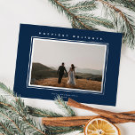 Chic Minimalistische Elegantie Marine Blauwe Kerst Folie Feestdagenkaart<br><div class="desc">Deze elegante vakantiefotokaart is voorzien van een horizontale foto, een klassiek lijst met verhoogde folie rond de foto en een begroeting in verhoogde folie op een marineblauwe achtergrond. De begroeting op de voorkant is bewerkbaar, zodat deze gemakkelijk kan worden gewijzigd in alles wat u maar wilt. De achterkant van de...</div>