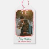 Chic Mistletoe & Bow Custom Familie Foto Kerstmis Cadeaulabel (Voorkant)