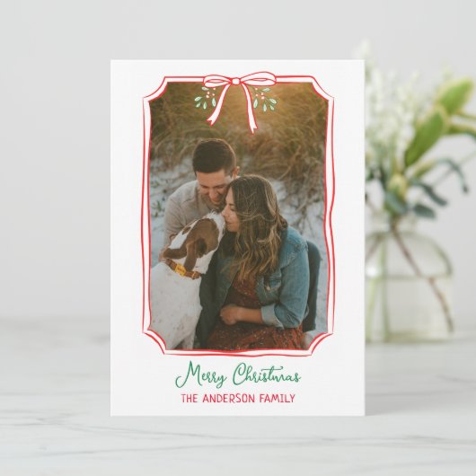 Chic Mistletoe & Bow Custom Familie Foto Kerstmis Feestdagenkaart (Staand voorkant)