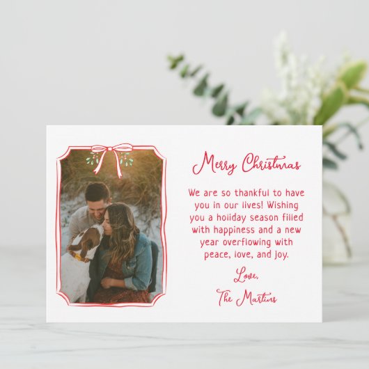 Chic Mistletoe & Bow Custom Familie Foto Kerstmis Feestdagenkaart (Staand voorkant)
