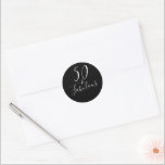 Chic Modern 50 Fabulous Black White 50th Birthday Ronde Sticker<br><div class="desc">Het vieren van 50 in stijl met dit moderne zwarte en witte 50e verjaardagsontwerp, een schitterende 50e verjaardagszegel of envelopzegel die je kunt uitzenden voor de viering van je vijftigste verjaardag of gebruik voor je feestelijkheden. De woorden vijftig en fabelachtig worden geplaatst gebruikend elegante manuscriptkalligrafie en moderne typografie. Neem contact...</div>