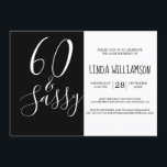 Chic Modern 60 Sassy Black White 60th Birthday Kaart<br><div class="desc">Vier het veranderen van 60 in stijl met dit moderne zwart-wit 60e verjaardagsontwerp, een chique 60e verjaardagsuitnodiging die u eenvoudig kunt personaliseren en verzenden voor uw zestigste verjaardagsfeestviering. De woorden zestig en sassy zijn gezet met behulp van elegante scriptkalligrafie en moderne typografie. Als u hulp of bijpassende producten nodig hebt,...</div>
