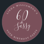Chic Modern 60 Sassy Burgundy 60th Birthday Ronde Sticker<br><div class="desc">Het vieren van 60 in stijl met dit moderne, bogundy 60ste verjaardagsontwerp, een 60ste schitterende verjaardagszegel of een envelopzegel die je gewoon kunt personaliseren en uitzenden voor je 60ste verjaardagsfeest of je kunt gebruiken voor je feestjes. De woorden zestig en sassy worden geplaatst gebruikend elegante manuscriptkalligrafie en moderne typografie. Neem...</div>