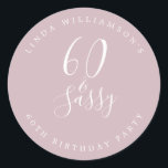 Chic Modern 60 Sassy Pastel Paars 60th Birthday Ronde Sticker<br><div class="desc">Het vieren van de 60-jarige stijl met dit moderne pastel paarse 60ste verjaardagsontwerp, een 60ste schitterende sticker of envelopzegel die je kunt personaliseren en uitzenden voor je 60ste verjaardagsfeest of je kunt gebruiken voor je feestjes. De woorden zestig en sassy worden geplaatst gebruikend elegante manuscriptkalligrafie en moderne typografie. Neem contact...</div>