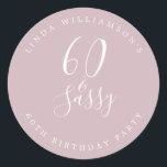 Chic Modern 60 Sassy Pastel Paars 60th Birthday Ronde Sticker<br><div class="desc">Het vieren van de 60-jarige stijl met dit moderne pastel paarse 60ste verjaardagsontwerp, een 60ste schitterende sticker of envelopzegel die je kunt personaliseren en uitzenden voor je 60ste verjaardagsfeest of je kunt gebruiken voor je feestjes. De woorden zestig en sassy worden geplaatst gebruikend elegante manuscriptkalligrafie en moderne typografie. Neem contact...</div>