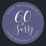 Chic Modern 60 zassy Navy Blue 60th Birthday Ronde Sticker<br><div class="desc">Het vieren van 60 in stijl met dit moderne marinesblauwe 60ste verjaardagsontwerp, een chic 60ste verjaardagszegel of een envelopzegel die je gewoon kunt personaliseren en uitzenden voor je zestigste verjaardagsfeest of je kunt gebruiken voor je feestjes. De woorden zestig en sassy worden geplaatst gebruikend elegante manuscriptkalligrafie en moderne typografie. Neem...</div>