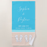 Chic Modern Beach Bruiloft Huwelijksreis Jubileum Strandlaken<br><div class="desc">De bruid en bruidegom zullen houden van gepersonaliseerde strandhanddoeken als een aandenken cadeau voor een bruiloft aan zee. Alle tekst is eenvoudig aan te passen. Pastel koraal en licht turquoise blauw ontwerp heeft heldere witte typografie, namen, initialen, trouwdatum, locatie, en monogram teenslippers op een abstract, modern minimalistisch strand. De handgeschreven...</div>