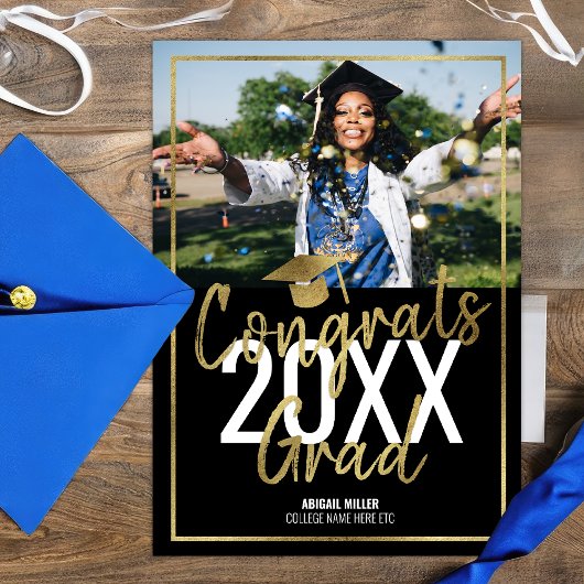 Chic Modern Black and Gold Script Afstuderen Aankondiging