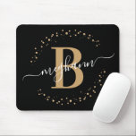 Chic Modern Girly Black Gold Name Script Muismat<br><div class="desc">Meisjes, modern, elegant, trendy, zwart en goudmonogram initiaal, naam script, gepersonaliseerd monogrammed mousepad. Met een monogram initiaal en een girale naam script in een handgeschreven kalligrafie spoelt het staartlettertype en een gestippeld cirkelvormig lijst rond uw monogram. Perfect vrouwelijk geschenk voor meisjes, zuster, moeder, verjaardag, bruiloft, vrijgezellenfeest, zoete 16-jarige verjaardagsfeest, schoonheidssalon-eigenaars,...</div>