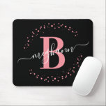 Chic Modern Girly Pink Black Name Monogram Muismat<br><div class="desc">Meisjes, modern, elegant, trendy, roze en zwart, wit monogram initiaal naam script aangepast monogrammed mousepad. Met een monogram initiaal en een girale naam script in een handgeschreven kalligrafie spoelt het staartlettertype en een gestippeld cirkelvormig lijst rond uw monogram. Perfect vrouwelijk geschenk voor meisjes, zuster, moeder, verjaardag, bruiloft, vrijgezellenfeest, zoete 16-jarige...</div>