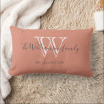 Chic Modern Monogram Familienaam Cute Keepomwille Kussen<br><div class="desc">Chic Modern Monogram Familienaam Cute Keepomwille Lumbar Pillow. Een gepersonaliseerd monogram initiaal en de achternaam en trouwdatum van uw familie in het schrijven van het manuscript op een zalmachtergrond. Maakt een uniek schattig geschenk voor nieuwigheden. Levendig voor nieuw leven samen of voor je huiskamer. Klik personaliseren deze sjabloon om het...</div>