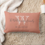 Chic Modern Monogram Familienaam Cute Keepomwille Kussen<br><div class="desc">Chic Modern Monogram Familienaam Cute Keepomwille Lumbar Pillow. Een gepersonaliseerd monogram initiaal en de achternaam en trouwdatum van uw familie in het schrijven van het manuscript op een zalmachtergrond. Maakt een uniek schattig geschenk voor nieuwigheden. Levendig voor nieuw leven samen of voor je huiskamer. Klik personaliseren deze sjabloon om het...</div>