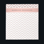 Chic Modern Roos Gouden Chevron Monogrammed Notitieblok<br><div class="desc">Voeg een stijlvol, aangepast accessoire toe aan uw bureau met dit stijlvolle moderne notitieblok. Het ontwerp is uitgerust met een roze roze folie van het roos met gouden van het van chevron zigzag en met jouw naam of andere aangepaste tekst in een eenvoudige typografie met donkergrijze lettertypen. Dit elegante en...</div>