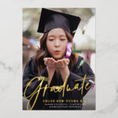 Chic Modern Script Afstuderen Photo Afstuderen Gol Folie Uitnodiging (Voorkant)