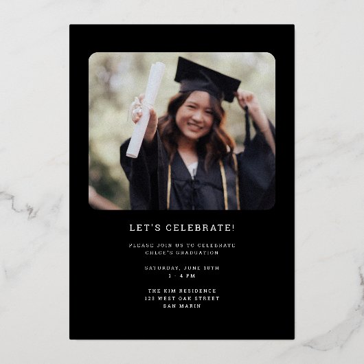 Chic Modern Script Afstuderen Photo Afstuderen Gol Folie Uitnodiging (Achterkant)