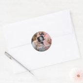 Chic Modern Script & Photo Baby shower Dank je Ronde Sticker (Envelop)