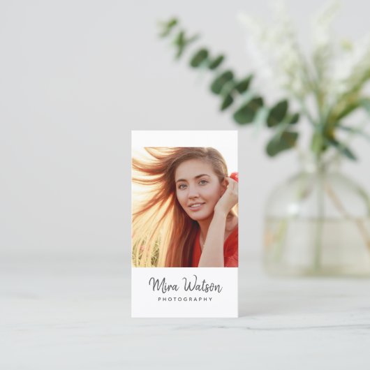 Chic Modern Script Typography Simple Photografe Visitekaartje (Staand voorkant)