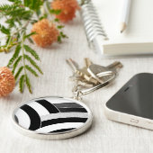 chic modern zwart-wit gebogen chevron sleutelhanger (Zijkant)