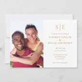 Chic Moderne Gouden Monogram Fotobruiloft Kaart (Voorkant)