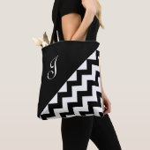 Chic Monogram Black White Geometric Zigzag Pattern Tote Bag (Dichtbij)