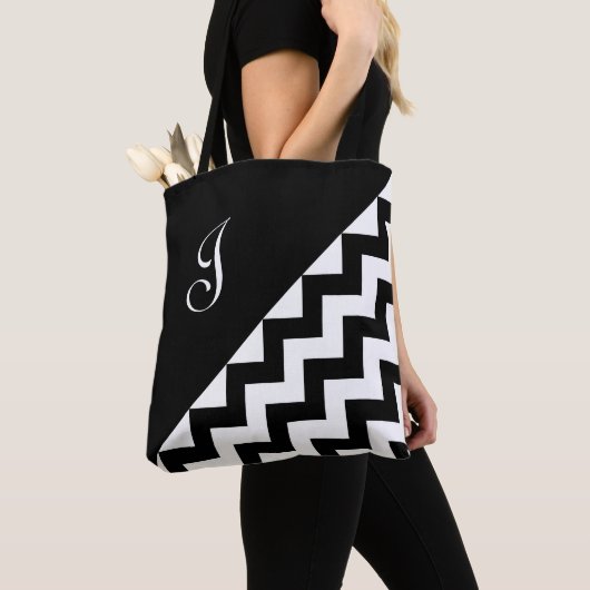 Chic Monogram Black White Geometric Zigzag Pattern Tote Bag (Dichtbij)