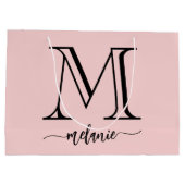 Chic Monogram Blush Pink Black Large Gift Bag Groot Cadeauzakje (Achterkant)