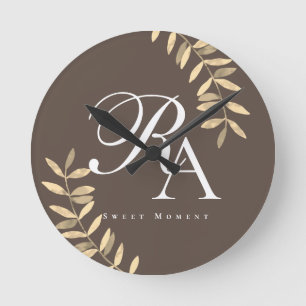 Chic Monogram Bruin Ronde Klok