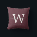 Chic Monogram Burgundy Wedding Keepslag Kussen<br><div class="desc">Elegant monogrammed bruiloft keepaardkussens met uw namen en trouwdatum in grijze handgeschreven chic script kalligrafie en monogram in moderne typografie op een Bourgogne achtergrond. Voeg gewoon uw namen, monogram en trouwdatum toe. Geweldig geschenk voor een nieuw echtpaar. Exclusief voor u ontworpen door Happy Dolphin Studio. Neem contact met ons op...</div>