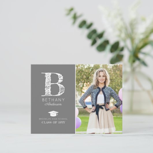 Chic Monogram Foto Afstuderen Party Aankondiging Briefkaart (Staand voorkant)