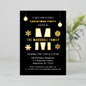 Chic Monogram Holiday Party Merry Kerstballen Folie Uitnodiging (Staand Voorkant)